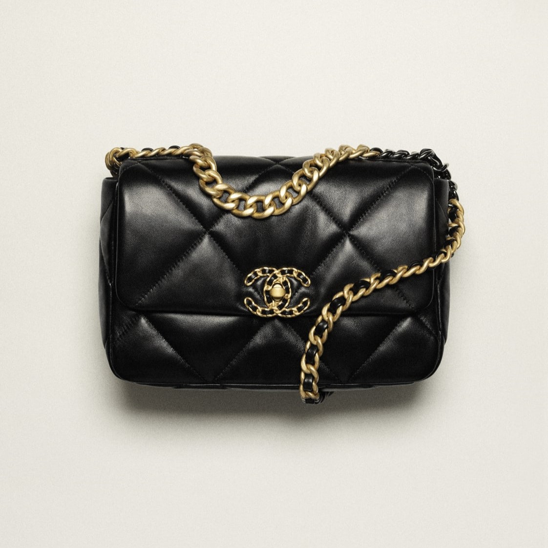 19 HANDBAG, BLACK